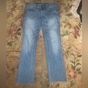 American Eagle Woman's Low Waisted Flare Jeans --- Size 00